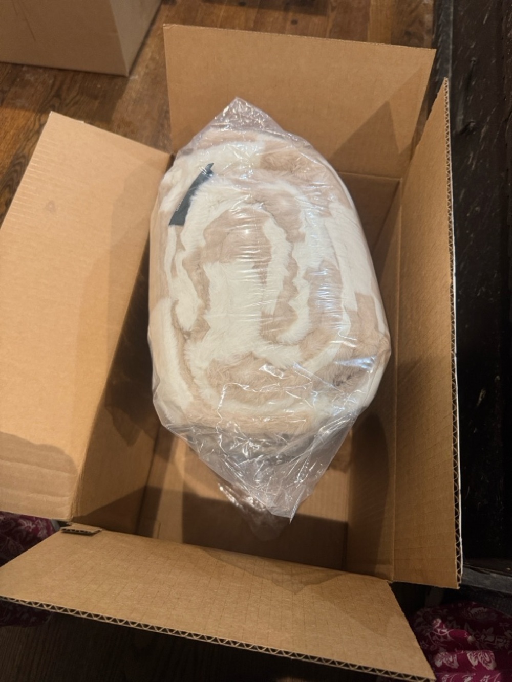 Lola Blankets X Harmonize/Latte Check/Plush Throw/Blanket/Size L/NIB/SEALED! - Picture 10 of 16